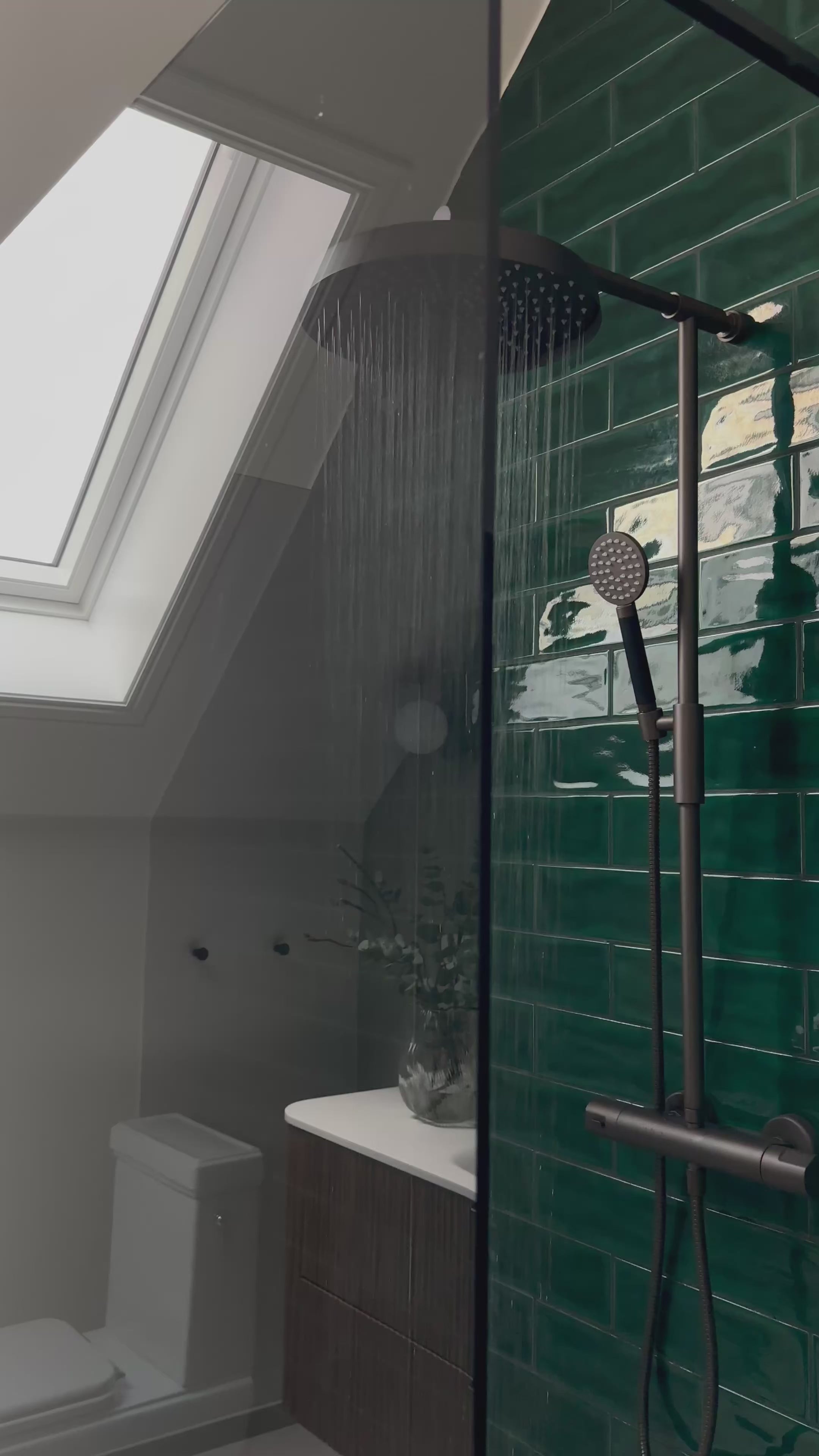 Last inn video: Moderne grønn baderomsløsning med dusjsone fra House of Home i Stavanger